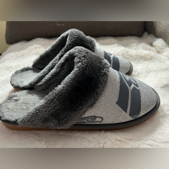 Seattle Seahawks Women's Glitter Open Back Fur Moccasin Slippers Size Large 9-10 - Picture 10 of 15